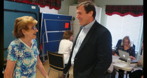 Former Peachland teacher Bess Barber talks to Assemblyman Scott Wilk at an Unclaimed Property workshop. Dozens gathered Friday at the Santa Clarita Valley Senior Center for a bilingual seminar organized by Assemblyman Scott Wilk, R-Santa Clarita, aimed at helping people get what’s owed to them.