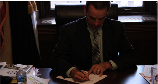 A bill cosponsored by Rep. Steve Knight, R- Santa Clarita, which passed the House on Thursday on a 280-140 vote, would abolish the current unpopular tax on medical devices.
