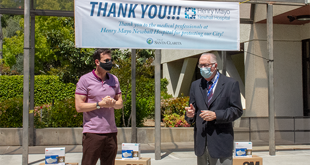 Santa Clarita Mayor Cameron Smyth and Henry Mayo CEO Roger Weaver