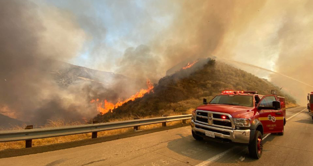 The flames of the Soledad Fire as seen from the 14 freeway.