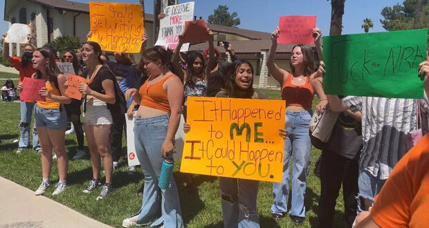 Over 100 Saugus High Students Walkout In Solidarity Against School Shootings - Vimarsana News